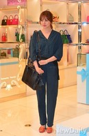 [포토] 독특한 의상으로 백화점에 등장한 윤은혜