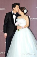 [포토]최원영-심이영, 신부의 볼에 키스 '행복이 넘치는 순간'