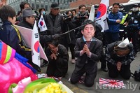 [포토]일본대사관 앞에서 무릎 꿇은 아베