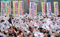 [포토]애국단체, 시청광장 가득 메운 태극기 물결