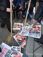 [포토]삼일절, 일본 대사관 찾은 애국단체.. 매 맞는 아베