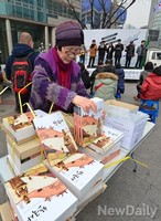 [포토]광화문 찾은 애국단체, 교학사교과서 현장 판매