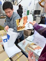 [포토]시민대회에서 판매되는 교학사 교과서