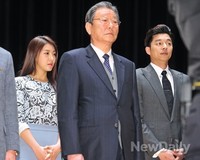 [포토]납세자의 날, 표창 받기 위해 단상에 올라 선 하지원-공유