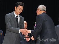 [포토]부총리에게 표창장 전달받는 공유, '모범 납세자에요!'