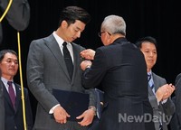 [포토]납세자의 날, 모범 납세자 표창 받는 공유