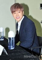 [포토]유노윤호 기아대책 홍보대사 위촉, 칭찬에 멋쩍은 미소