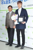 [포토]유노윤호, 양손에 든 기아대책 홍보대사 위촉패와 꽃다발