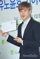 [포토]유노윤호, 기아대책 홍보대사 명함 