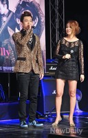 [포토]소찬휘, 새 앨범의 파트너 로이바라보는 뿌듯한 얼굴