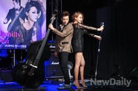 [포토]소찬휘-로이, '무대의 마무리는 멋진 포즈로'