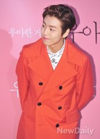 [포토]우아한 거짓말 VIP 이현우, 빼꼼~ 팬들 향해 눈빛 발사