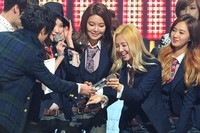 [포토]엠카운트다운 소녀시대, 1위 트로피 '우와 감사합니다!'