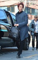 [포토]밴에서 내린 민호, 가방들고 멋있게 등장