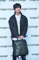 [포토]양손으로 겸손히 가방든 샤이니 태민