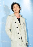 [포토]김재욱, 턱 치켜 든 시크한 도시남자의 자태