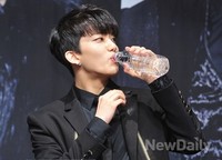 [포토]비에이피 영재, '목이 타요' 물 마시는 중