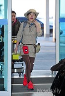 [포토]정글의법칙 출국 예지원, '지원아씨, 케이크는 어디에 쓰실려구요?'