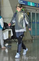 [포토]정글의법칙 출국 봉태규, 아침햇살 받으며 등장