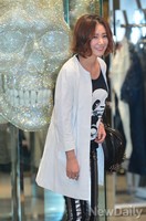 [포토]블링블링한 보석 앞에서 빛나는 유호정의 미소