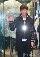 [포토]이상엽, 아이언맨처럼 가슴에서 빛이나