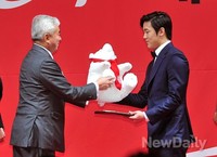 [포토]코카콜라체육대상, 신인상 받는 최재우선수