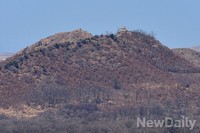 [포토]중부전선 전망대에서 보이는 북한초소