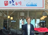 [포토]백년의 신부 촬영현장 양진성, '우리 식당이에요!'하는 손짓