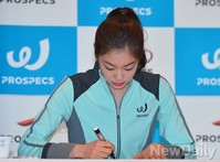 [포토]팬들과의 만남, 사인하는 김연아