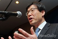 [포토]취임 기자회견 가지는 권오준 포스코 회장