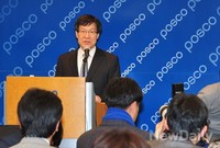 [포토]기자들의 질의에 답하는 권오준 포스코 신임회장