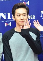 [포토]위너 악수회, 팬들에게 수줍게 인사하는 김진우