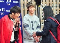 [포토]위너 악수회, 배려 넘치는 남자 강승윤 '팬 손 잡아보기 전에..'