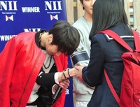 [포토]위너 악수회 강승윤, '카함사합니다' 꾸벅 팬에게 정중하게 인사하며 악수