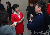 [포토]서울시장 출마 관련 질문에 답하는 정미홍대표