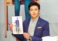 [포토]지창욱, '사인도 주인 닮아 잘생겼네!' 가지런한 사인