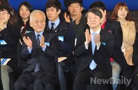 [포토]새정치민주연합 창당 발기인대회, 박수치는 김한길-안철수 공동 창당준비위원장