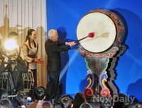 [포토]김한길 중앙창당위원장, 새정치민주연합 시작 알리는 북