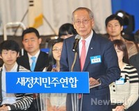 [포토]새정치민주연합, 임시의장 윤여준