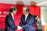 [포토]악수 나누는 김황식-정몽준 서울시장 예비후보