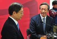 [포토]대화 나누는 '김황식-정몽준' 서울시장 예비후보