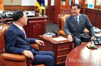 [포토]대화 나누는 정홍원 국무총리와 강창희 국회의장