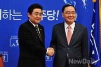 [포토]인사 나누는 전병헌 원내대표와 정홍원 국무총리