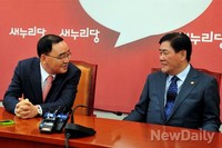 [포토]대화 나누는 정홍원 국무총리와 최경환 원내대표