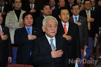 [포토]국기에 대한 경례하는 민주당 김한길 대표와 당무위원