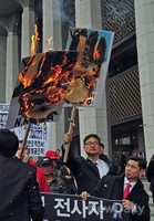 [포토]530GP 사건 진실규명 촉구 협의회 가두행진, 불타는 김정은 사진