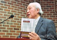 [포토]올리버의 '이승만의 대미투쟁' 보이며 강연하는 한준석 전 경제과학심의회의 상임위원