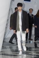 [포토]윤한, 멍한 표정으로 뚜벅뚜벅