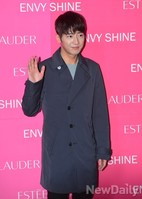 [포토]깔끔한 코트입고 손흔드는 이상엽