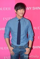 [포토]청바지에 블루셔츠로 멋을 낸 남궁민